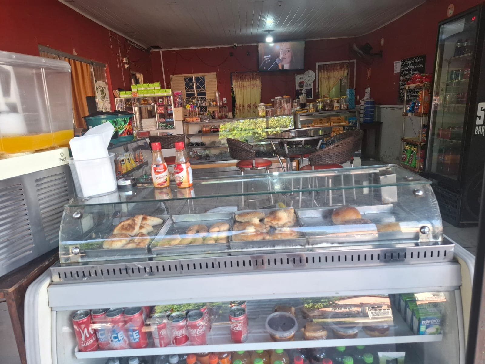 Vitrine de salgados no balcão