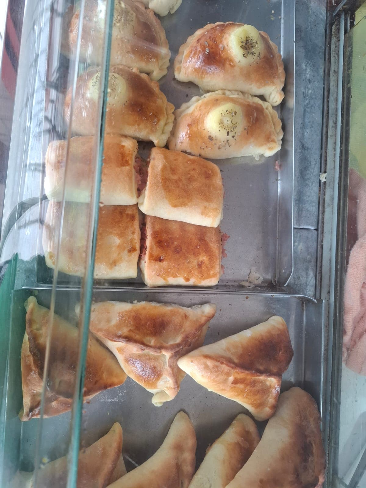 Pastelzinhos e salgados na vitrine